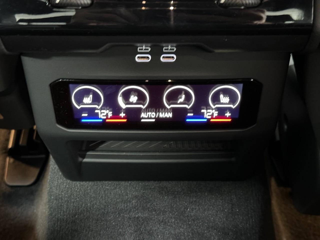 BMW 5 Series Vehicle Full-screen Gallery Image 11