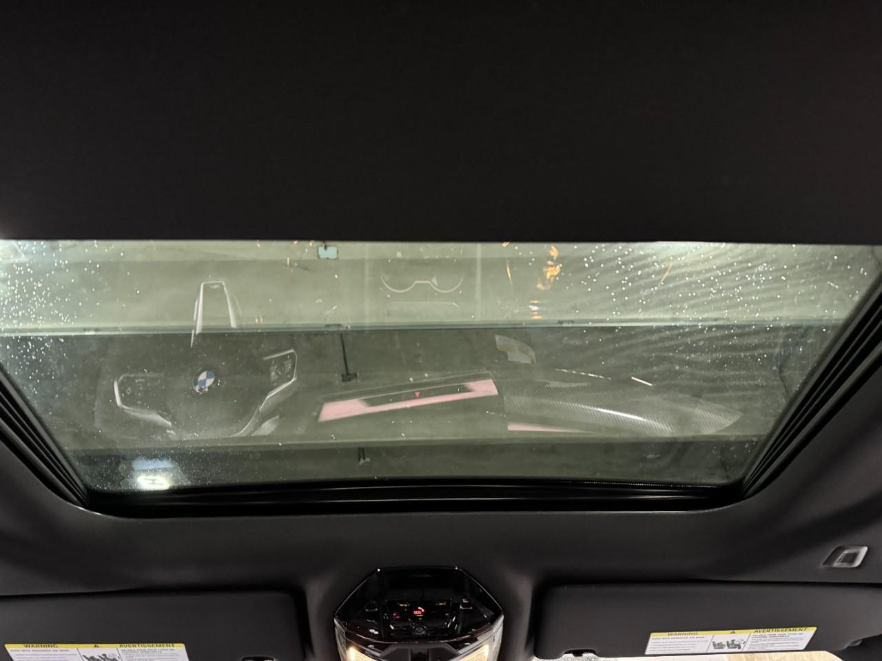 BMW 5 Series Vehicle Full-screen Gallery Image 12