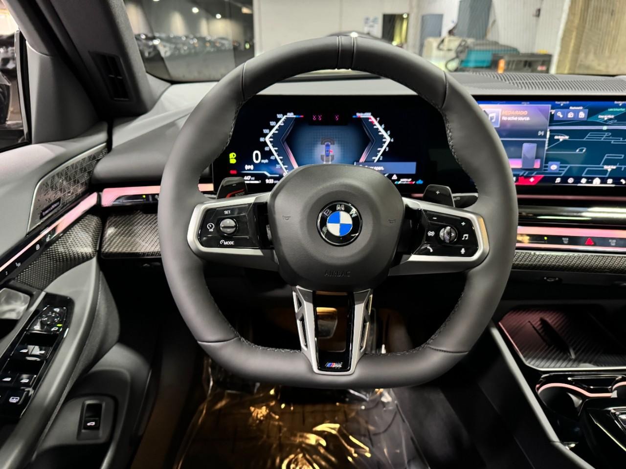 BMW 5 Series Vehicle Full-screen Gallery Image 14