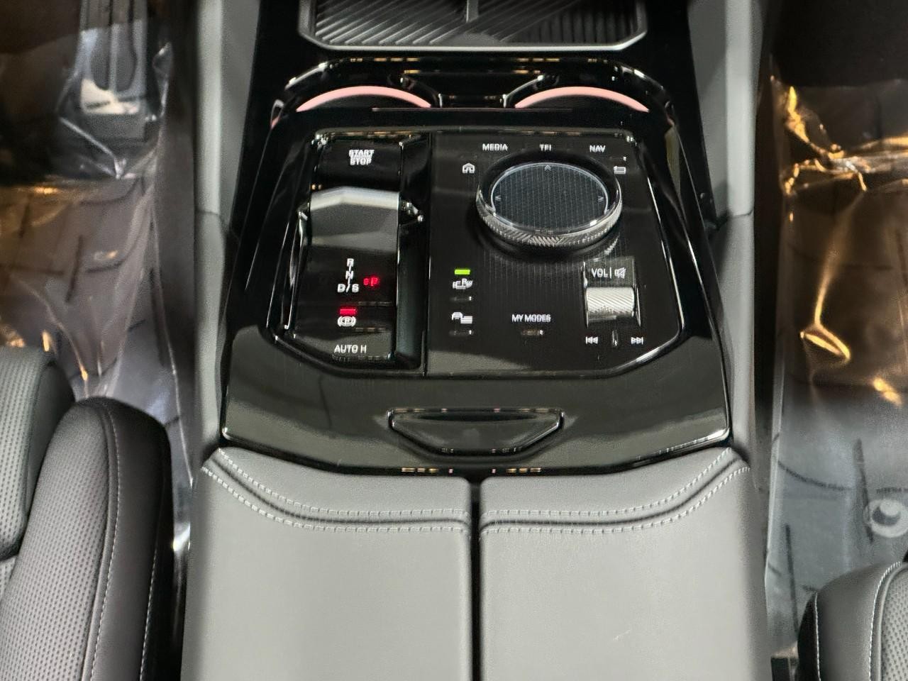 BMW 5 Series Vehicle Full-screen Gallery Image 16