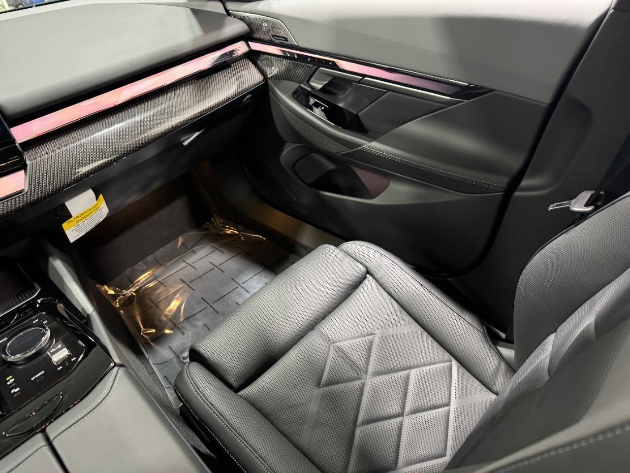 BMW 5 Series Vehicle Full-screen Gallery Image 17