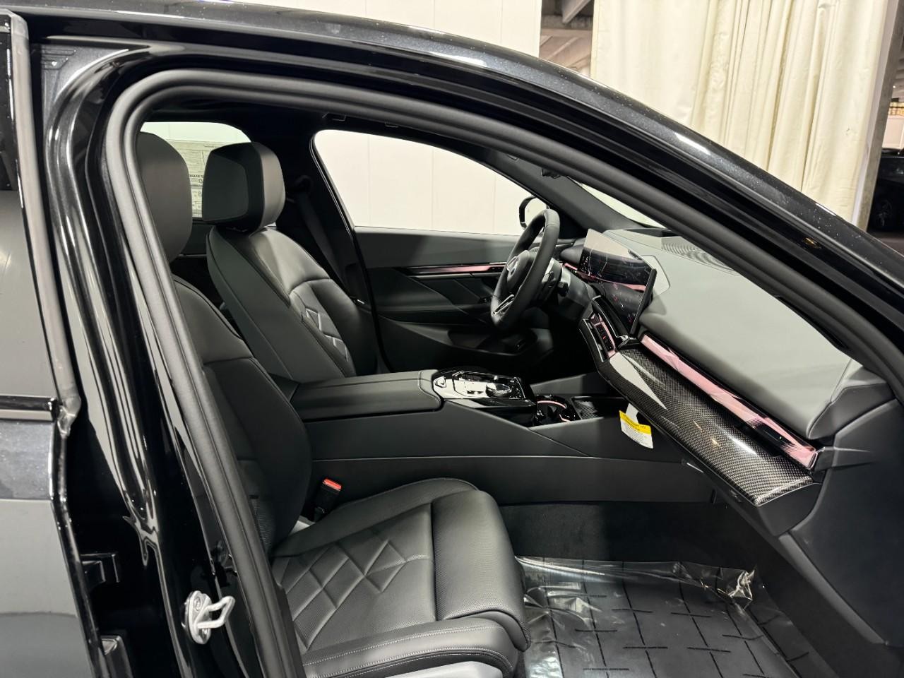 BMW 5 Series Vehicle Full-screen Gallery Image 18