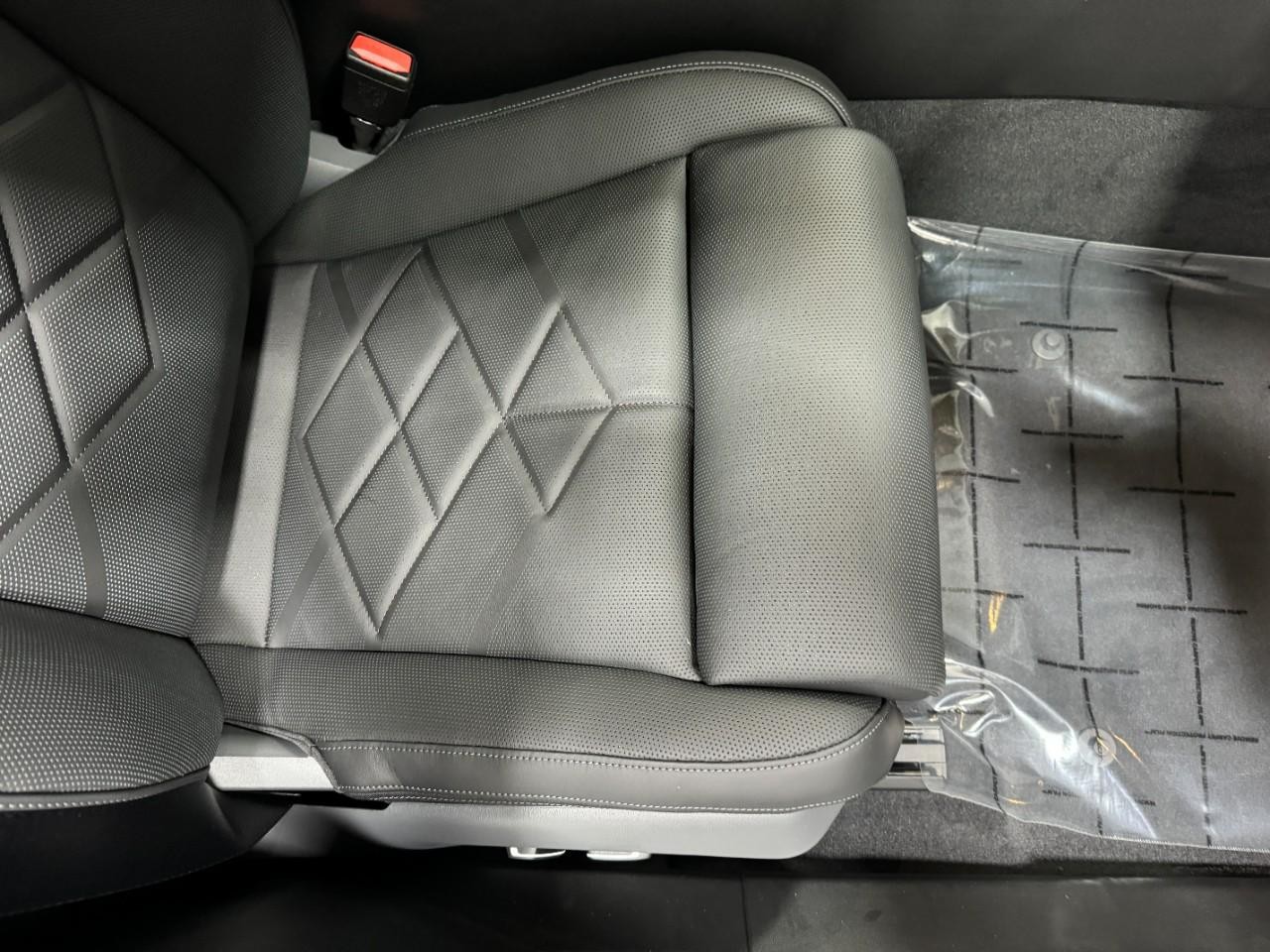 BMW 5 Series Vehicle Full-screen Gallery Image 19