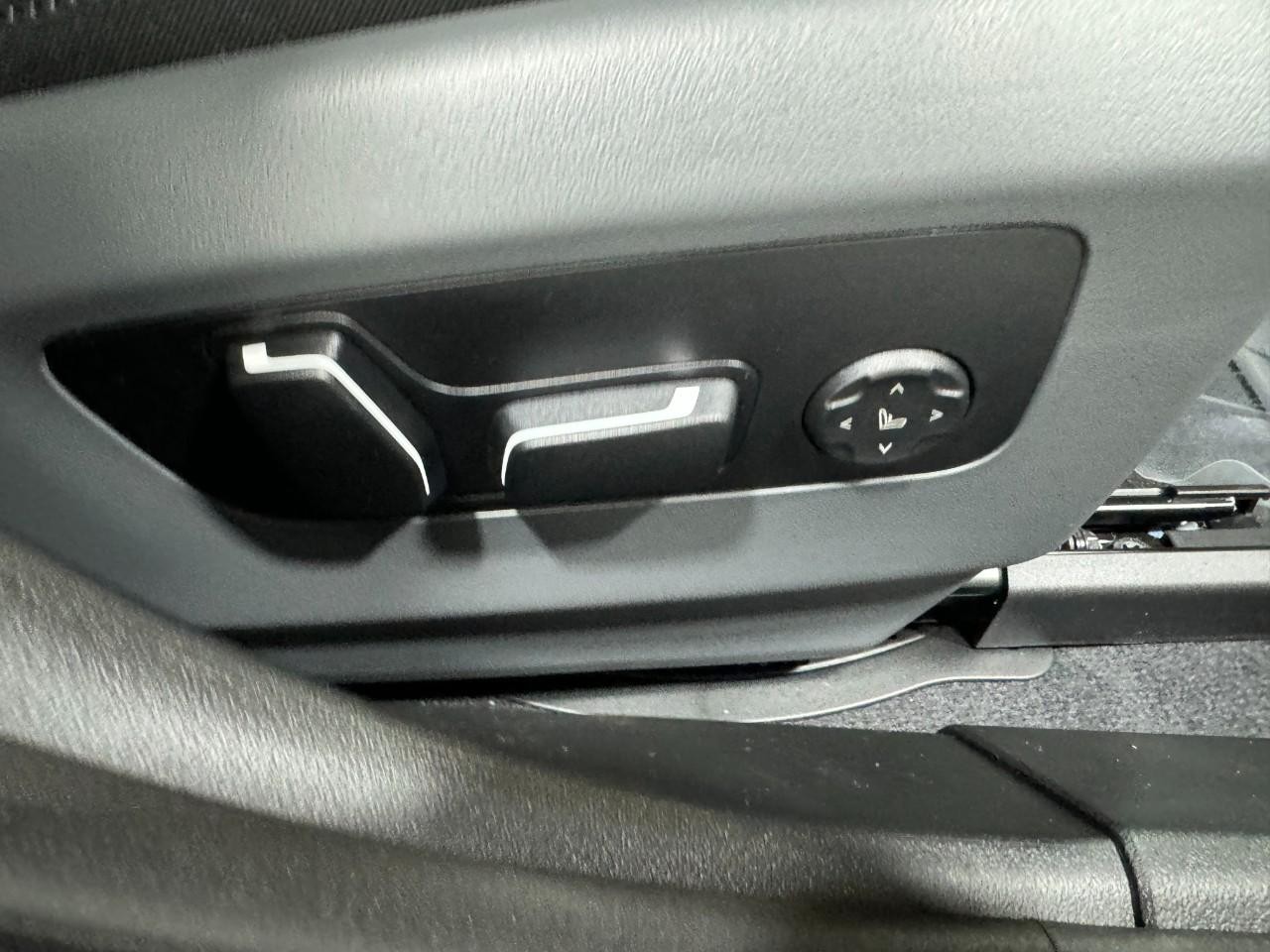 BMW 5 Series Vehicle Full-screen Gallery Image 20