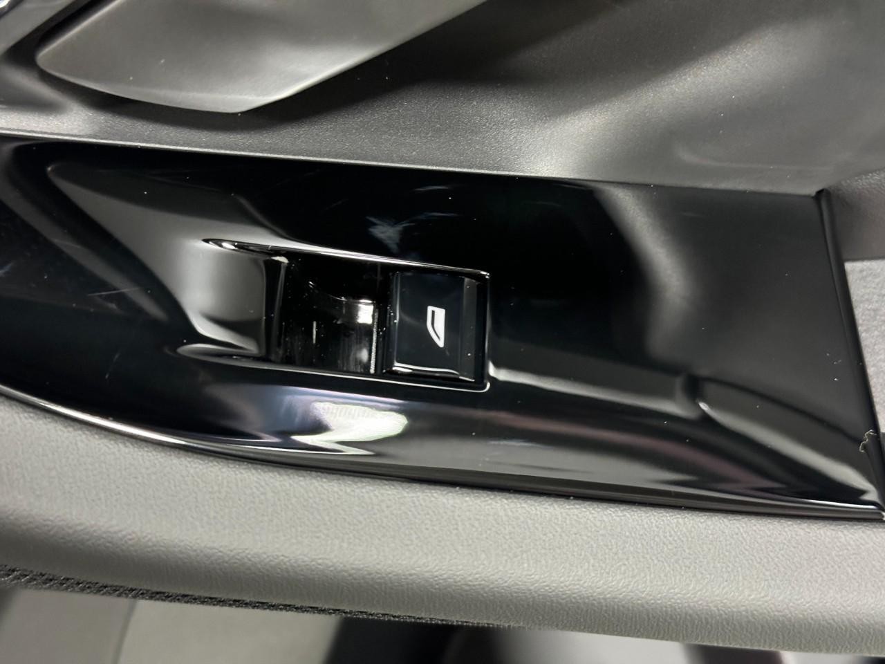 BMW 5 Series Vehicle Full-screen Gallery Image 22