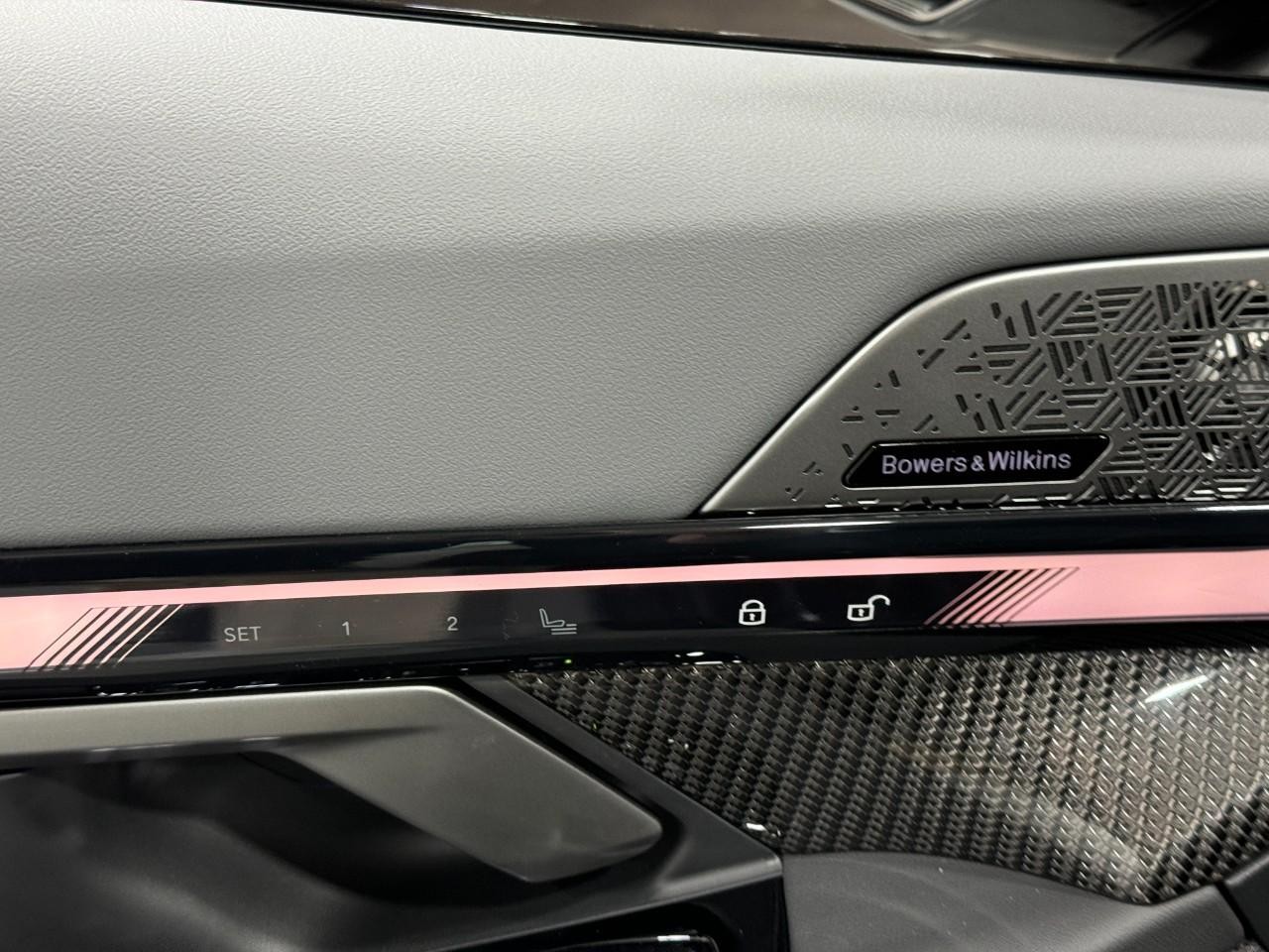 BMW 5 Series Vehicle Full-screen Gallery Image 23