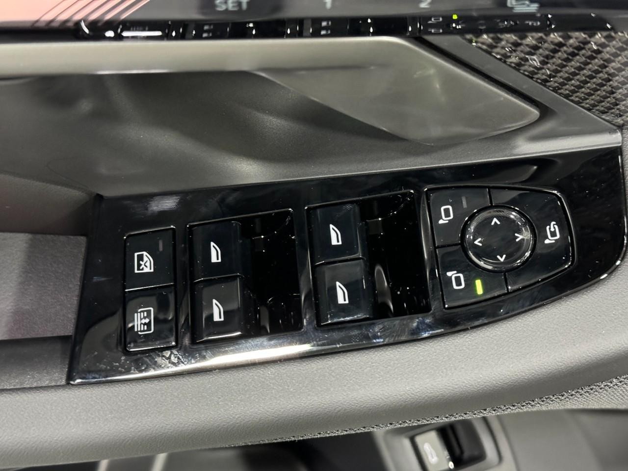 BMW 5 Series Vehicle Full-screen Gallery Image 24