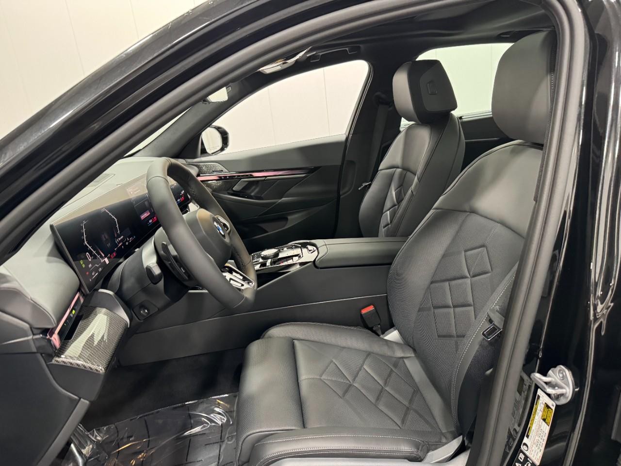 BMW 5 Series Vehicle Full-screen Gallery Image 26