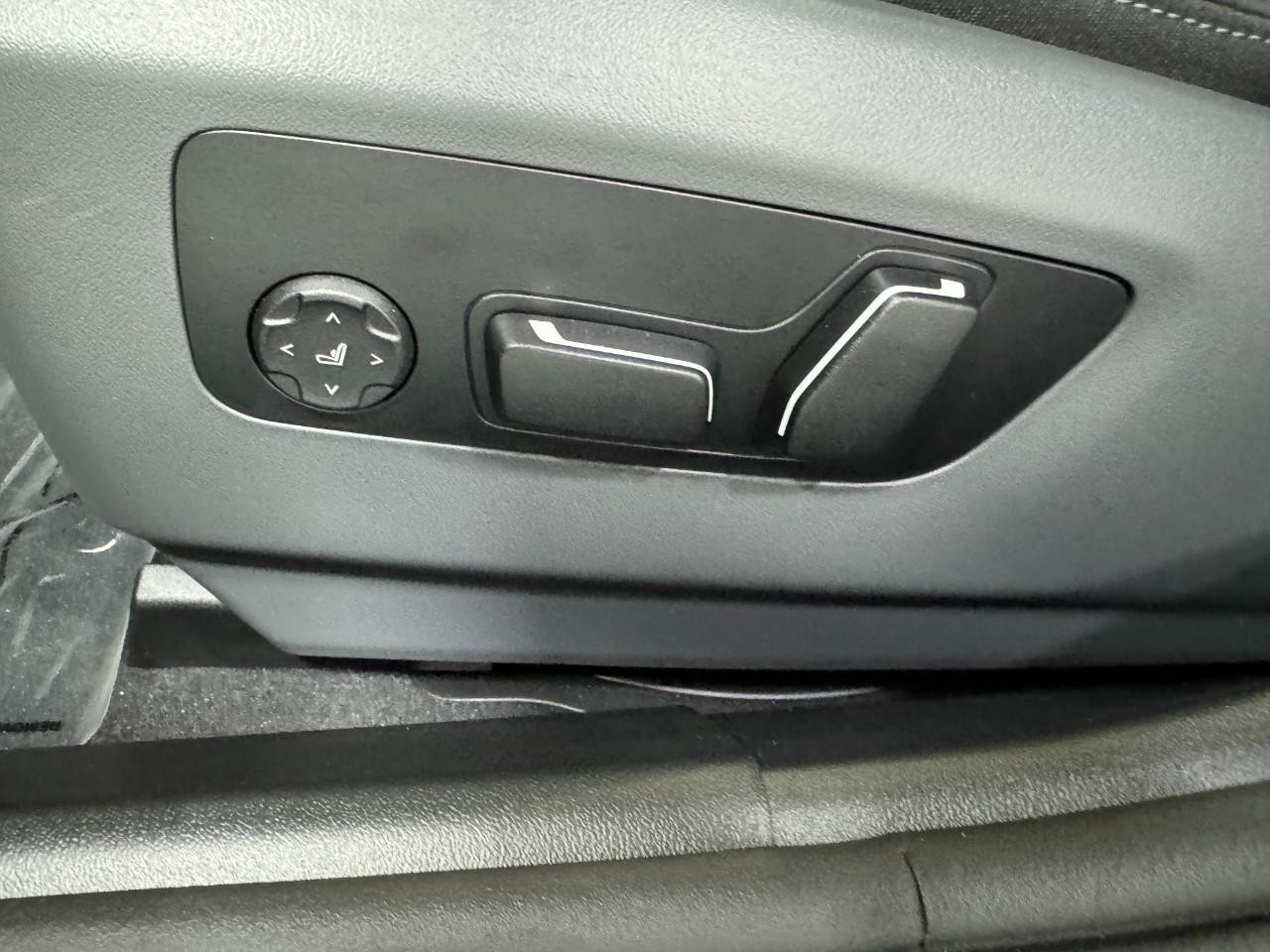 BMW 5 Series Vehicle Full-screen Gallery Image 28