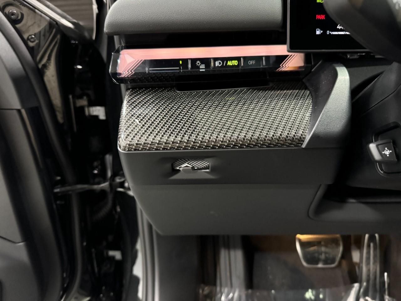 BMW 5 Series Vehicle Full-screen Gallery Image 29