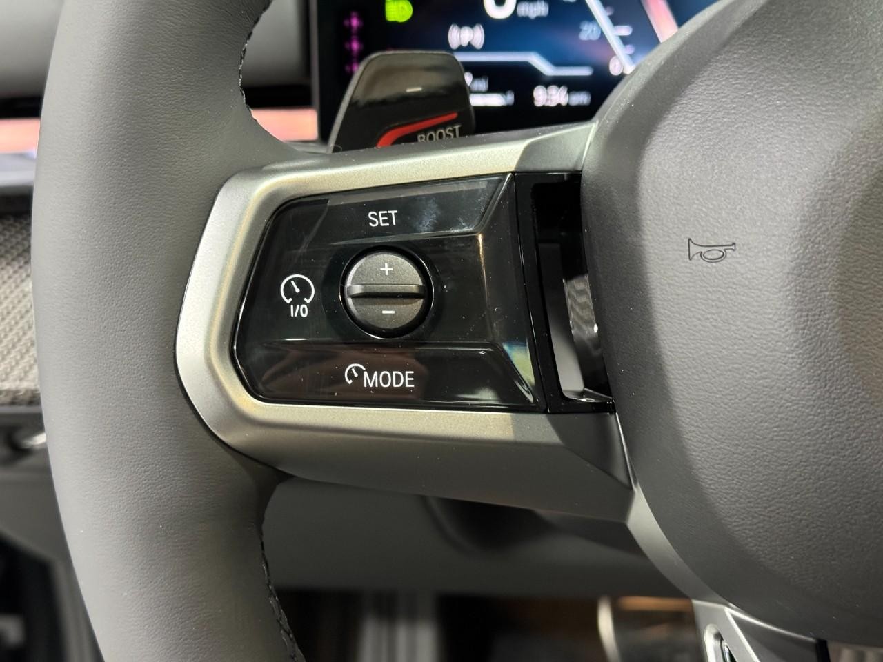 BMW 5 Series Vehicle Full-screen Gallery Image 30