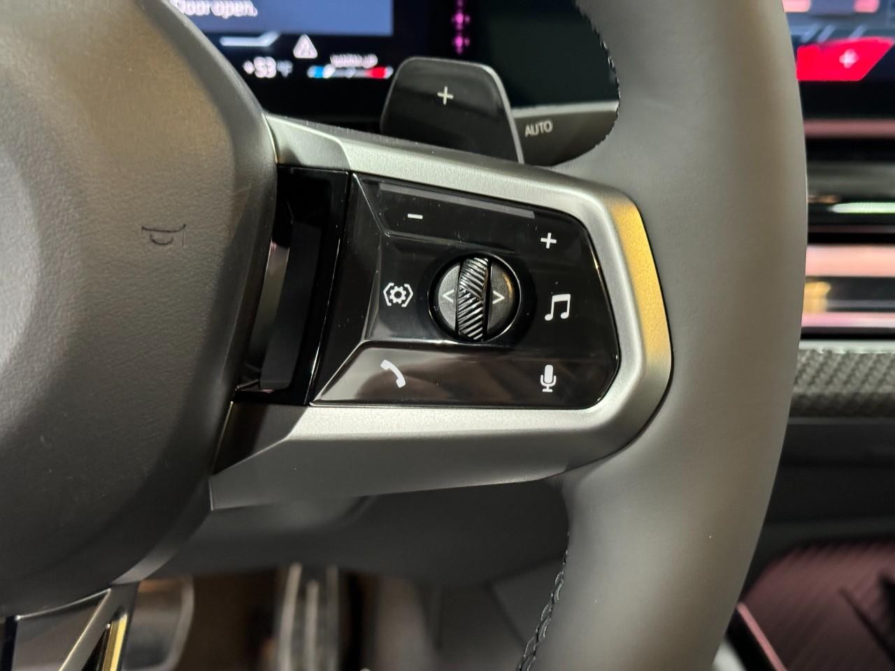 BMW 5 Series Vehicle Full-screen Gallery Image 31