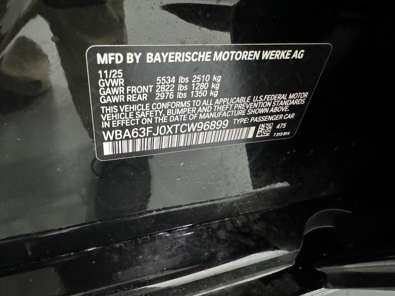 BMW 5 Series Vehicle Full-screen Gallery Image 34