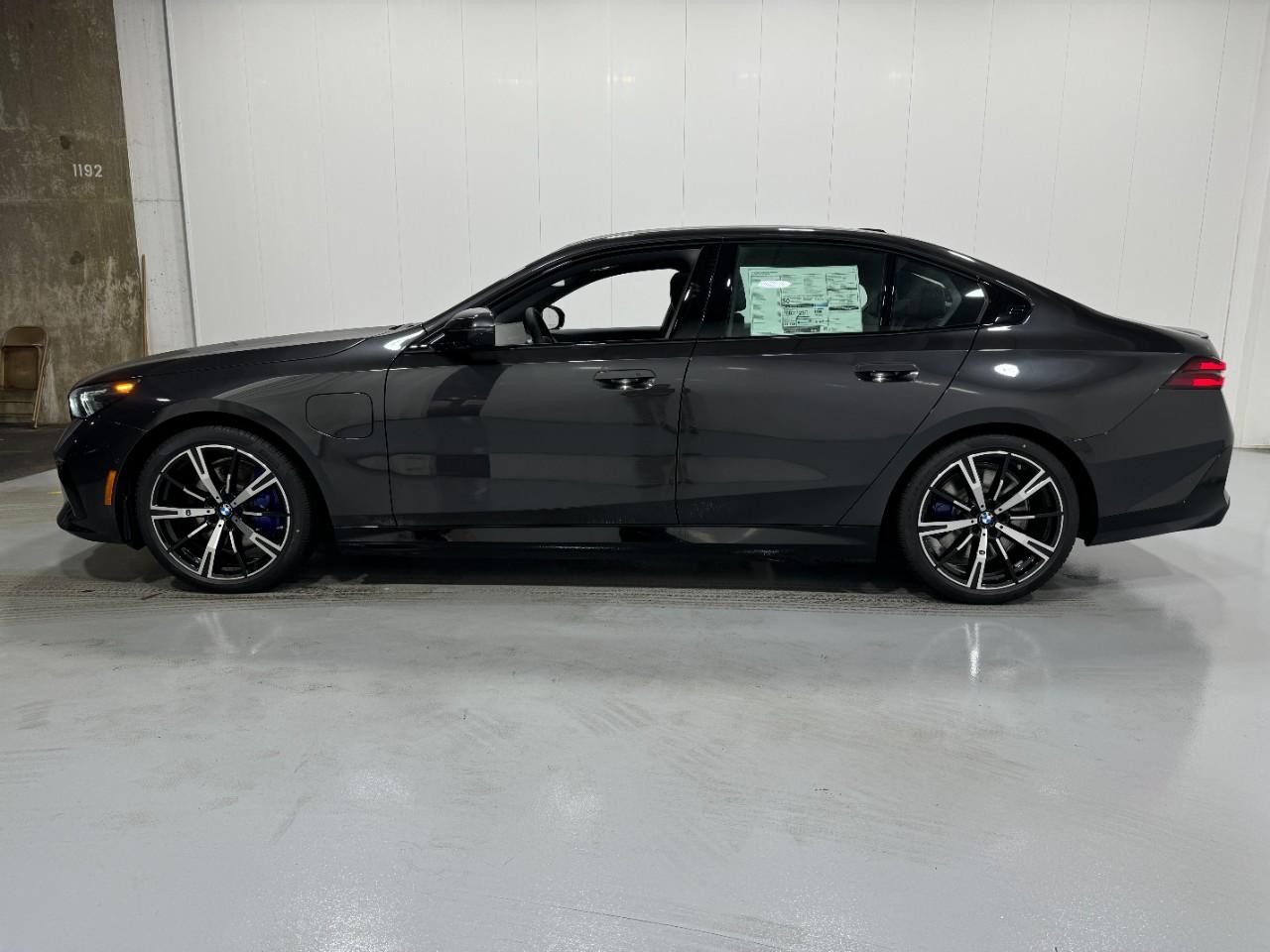 BMW 5 Series Vehicle Full-screen Gallery Image 2