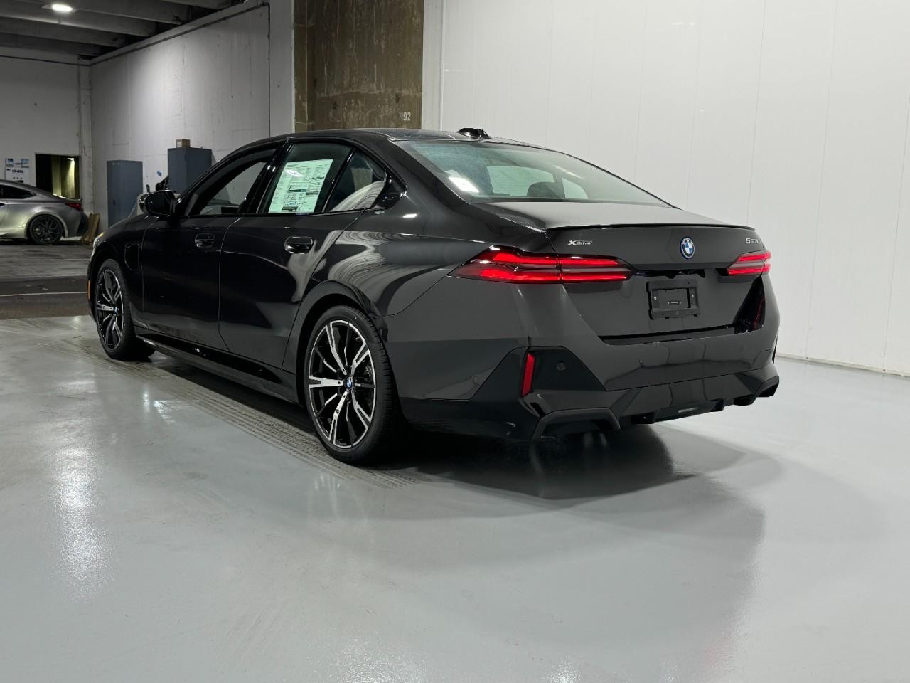 BMW 5 Series Vehicle Full-screen Gallery Image 3