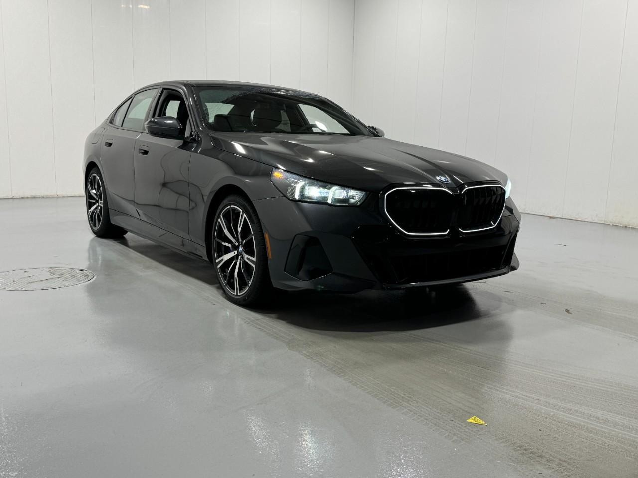 BMW 5 Series Vehicle Full-screen Gallery Image 6