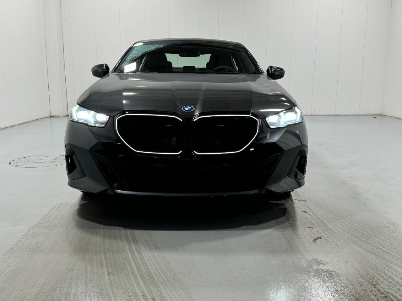 BMW 5 Series Vehicle Full-screen Gallery Image 7