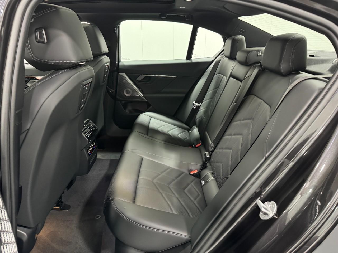 BMW 5 Series Vehicle Full-screen Gallery Image 8