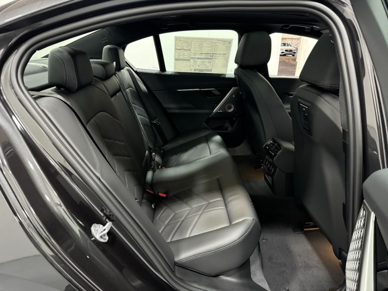 BMW 5 Series Vehicle Full-screen Gallery Image 10