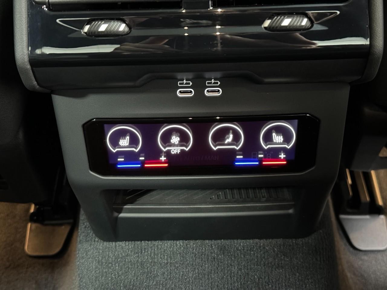 BMW 5 Series Vehicle Full-screen Gallery Image 11