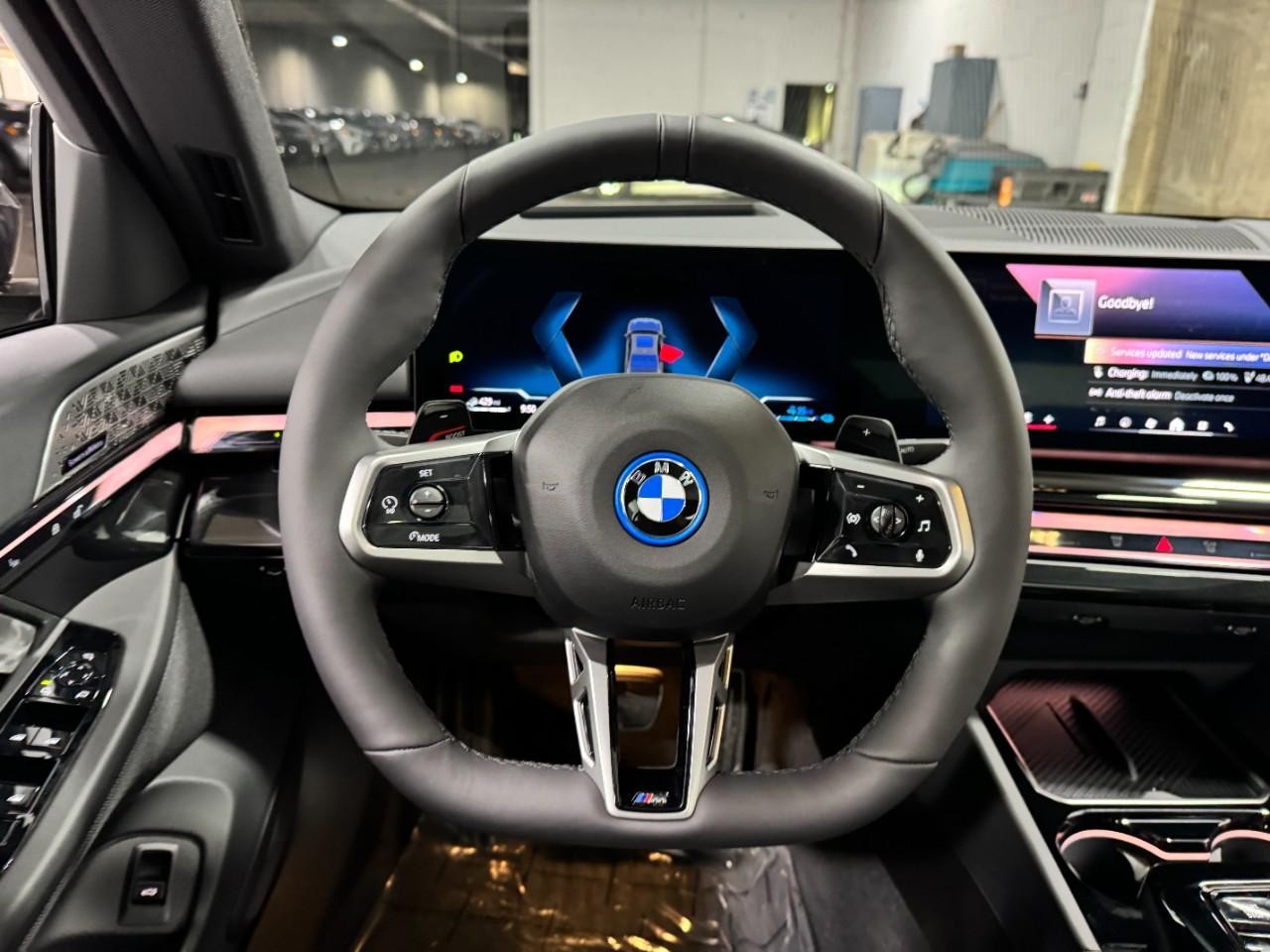 BMW 5 Series Vehicle Full-screen Gallery Image 14