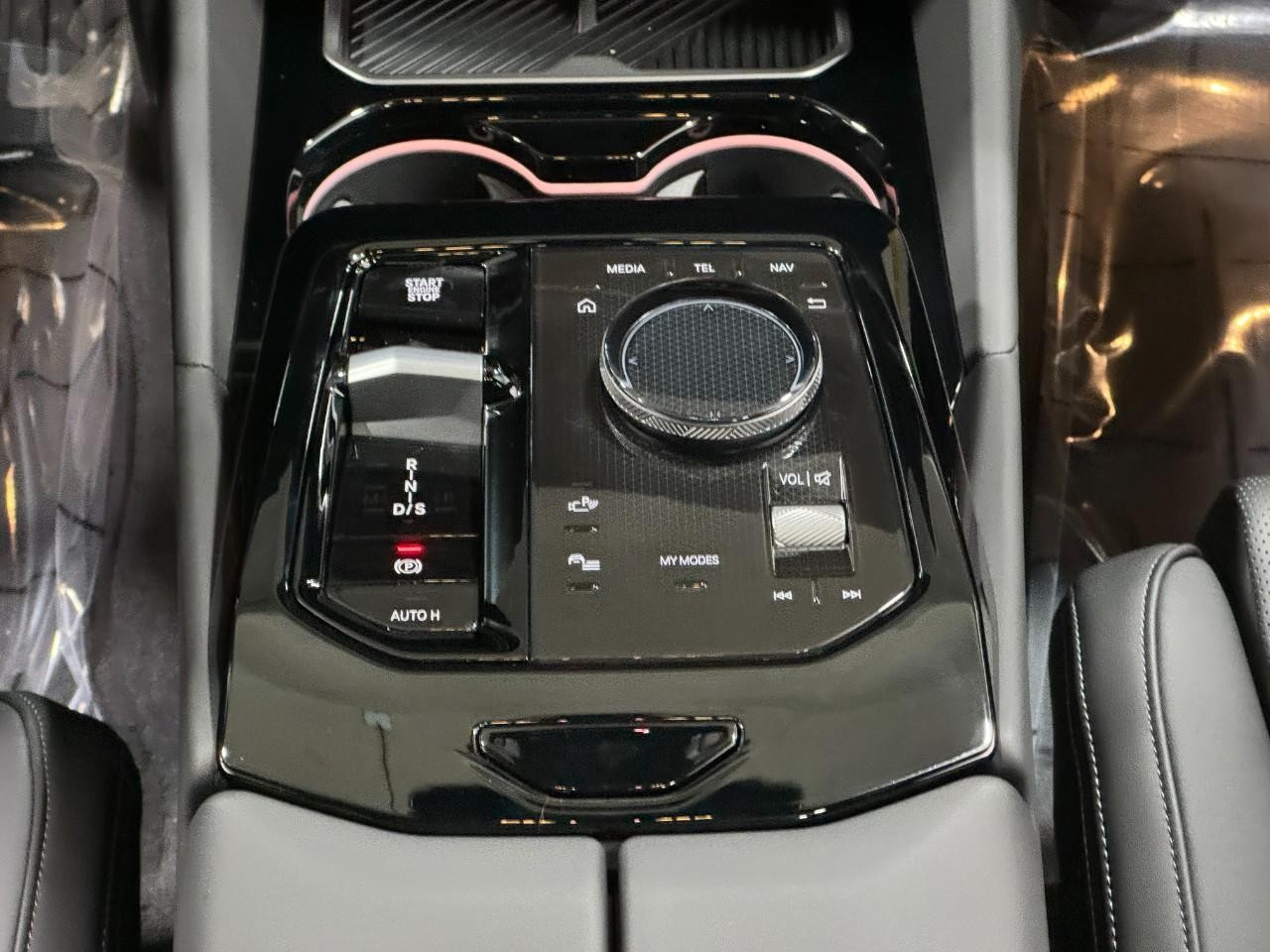 BMW 5 Series Vehicle Full-screen Gallery Image 16