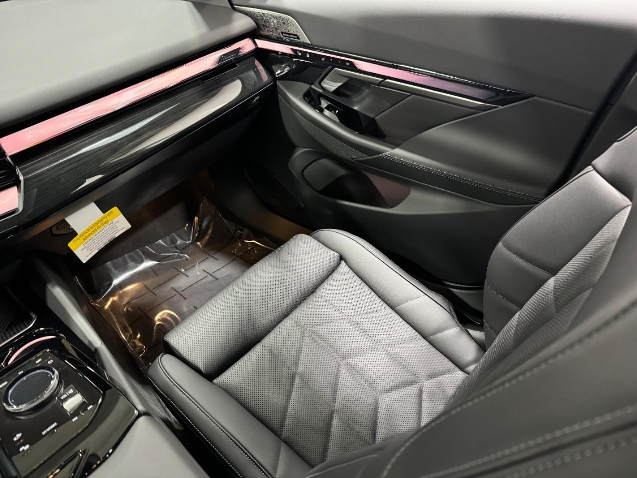 BMW 5 Series Vehicle Full-screen Gallery Image 17