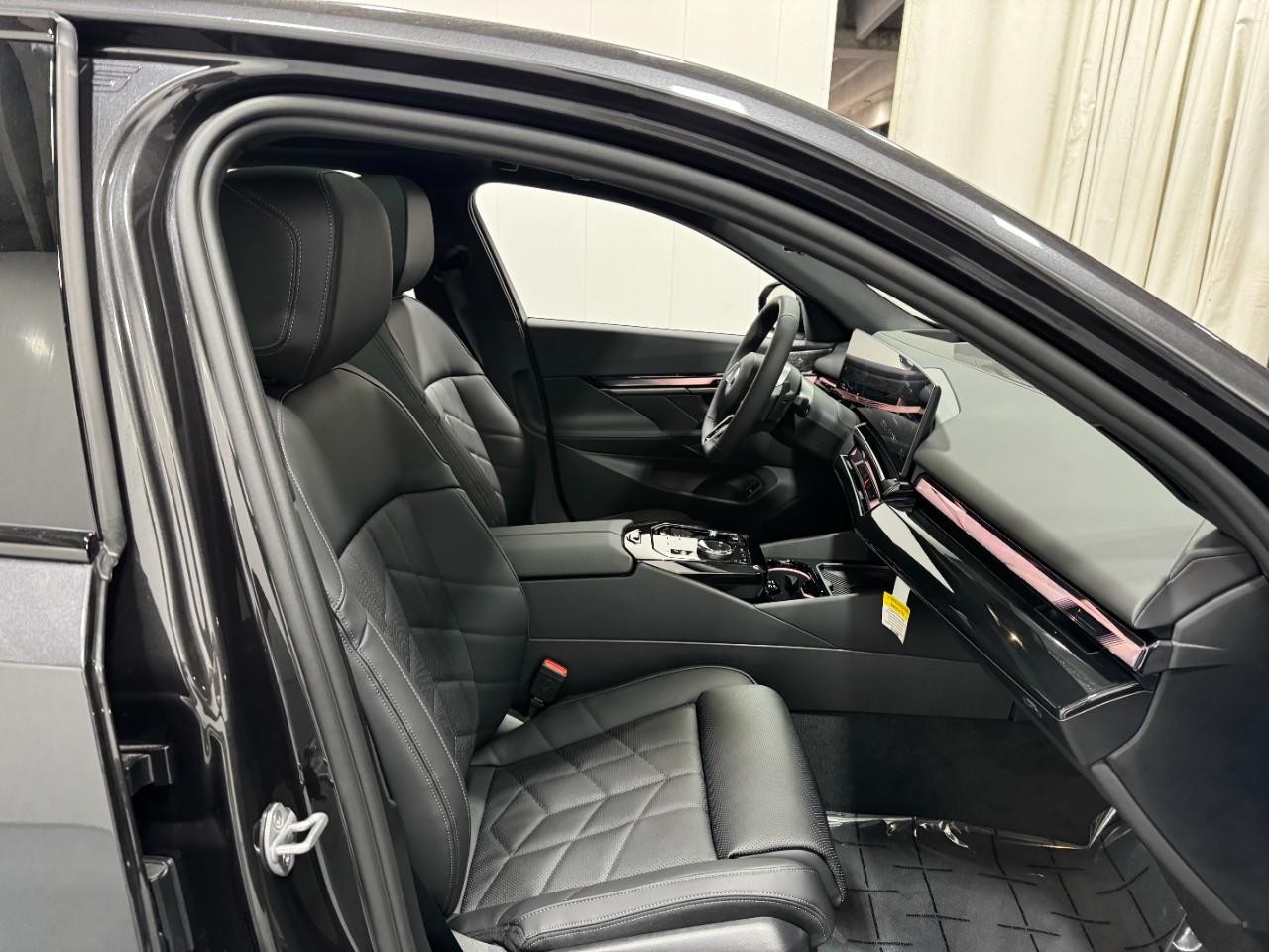 BMW 5 Series Vehicle Full-screen Gallery Image 18