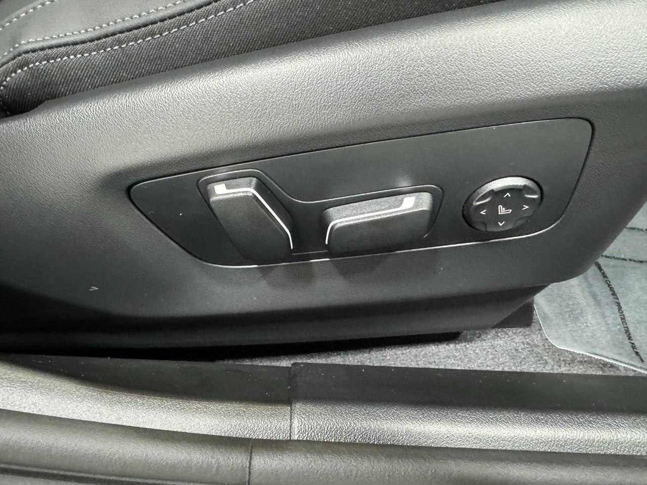 BMW 5 Series Vehicle Full-screen Gallery Image 20