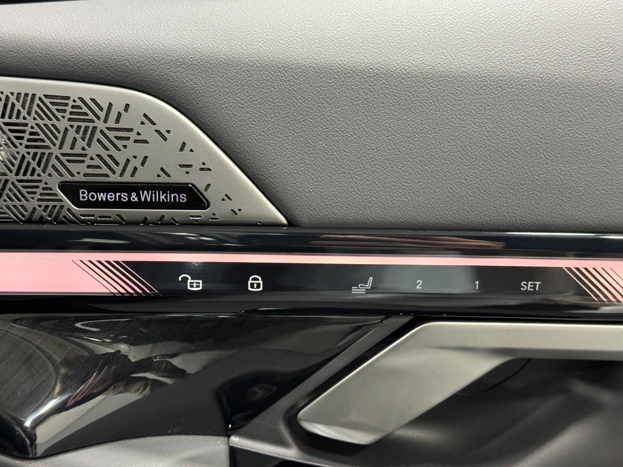 BMW 5 Series Vehicle Full-screen Gallery Image 21