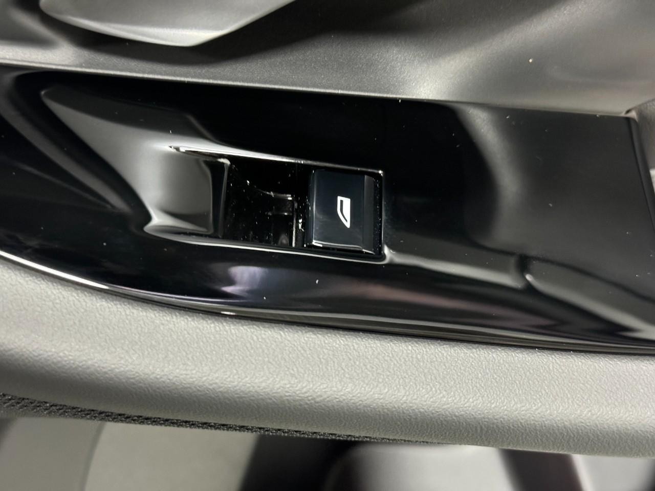 BMW 5 Series Vehicle Full-screen Gallery Image 22