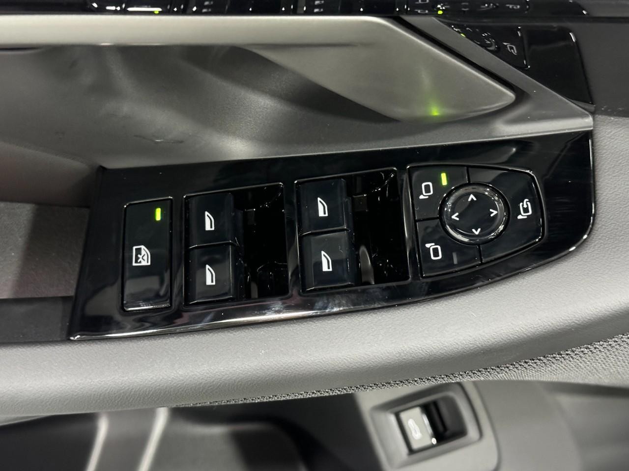 BMW 5 Series Vehicle Full-screen Gallery Image 24