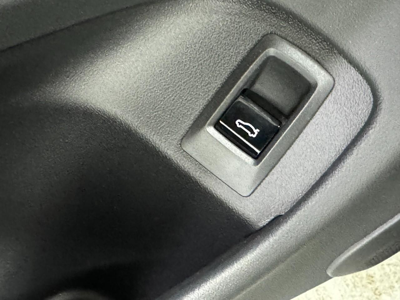 BMW 5 Series Vehicle Full-screen Gallery Image 25