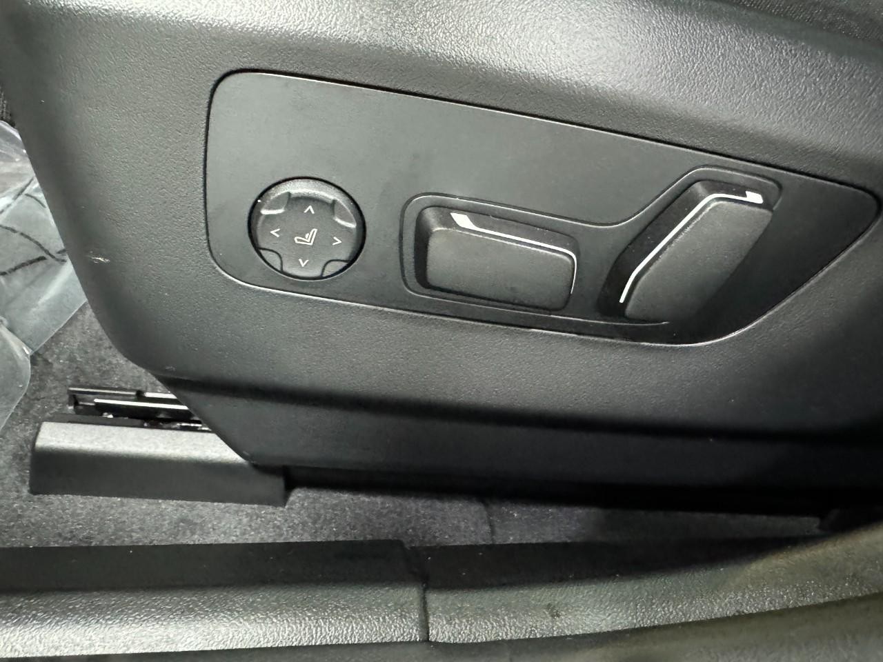 BMW 5 Series Vehicle Full-screen Gallery Image 28