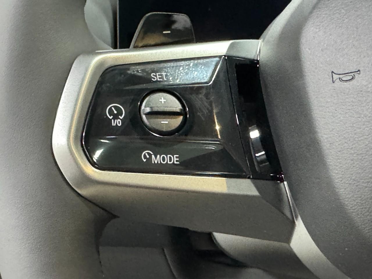 BMW 5 Series Vehicle Full-screen Gallery Image 29