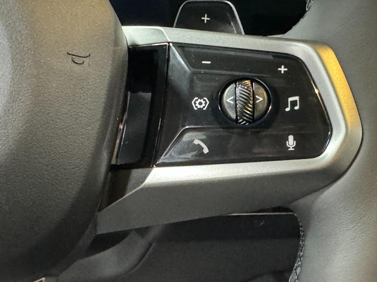 BMW 5 Series Vehicle Full-screen Gallery Image 30