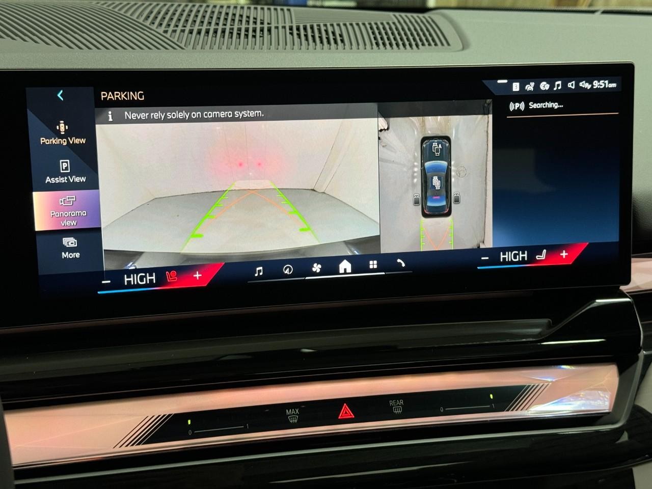 BMW 5 Series Vehicle Full-screen Gallery Image 32