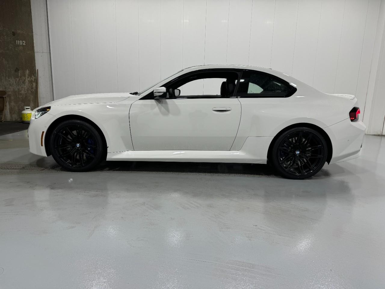 BMW M2 Vehicle Full-screen Gallery Image 2