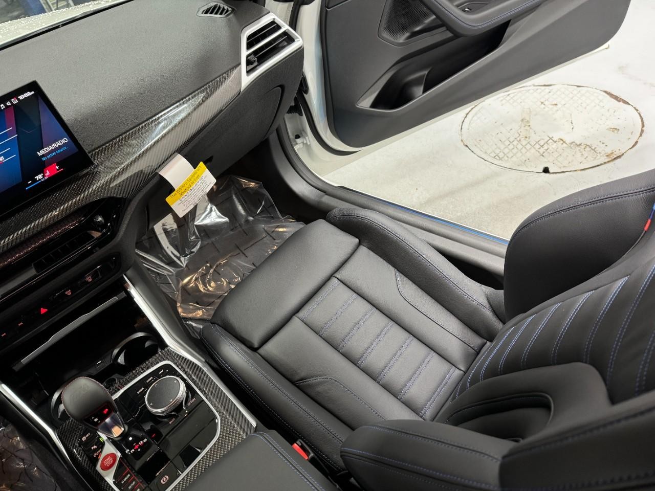 BMW M2 Vehicle Full-screen Gallery Image 15