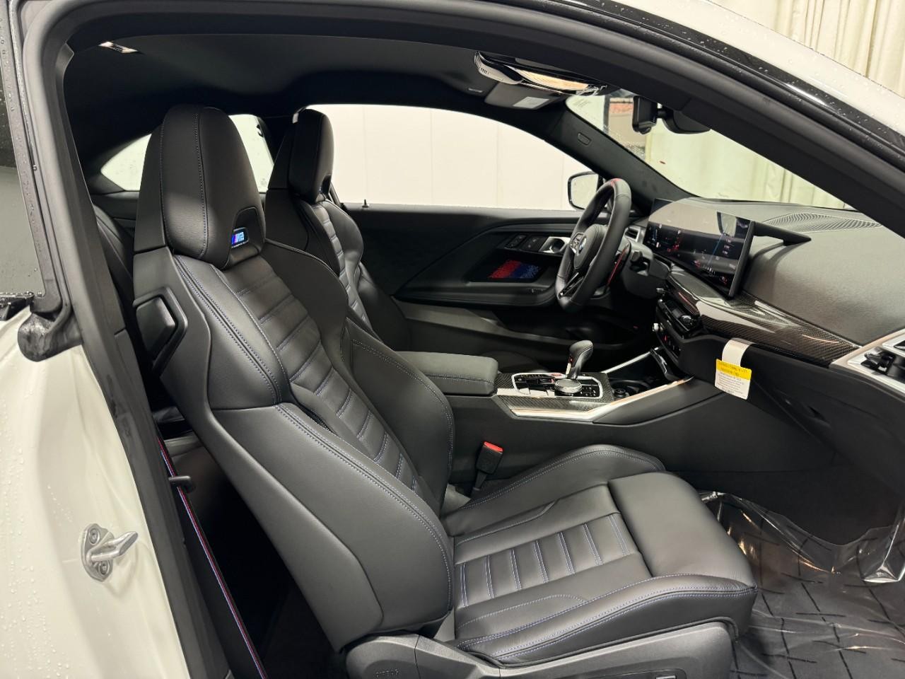 BMW M2 Vehicle Full-screen Gallery Image 16