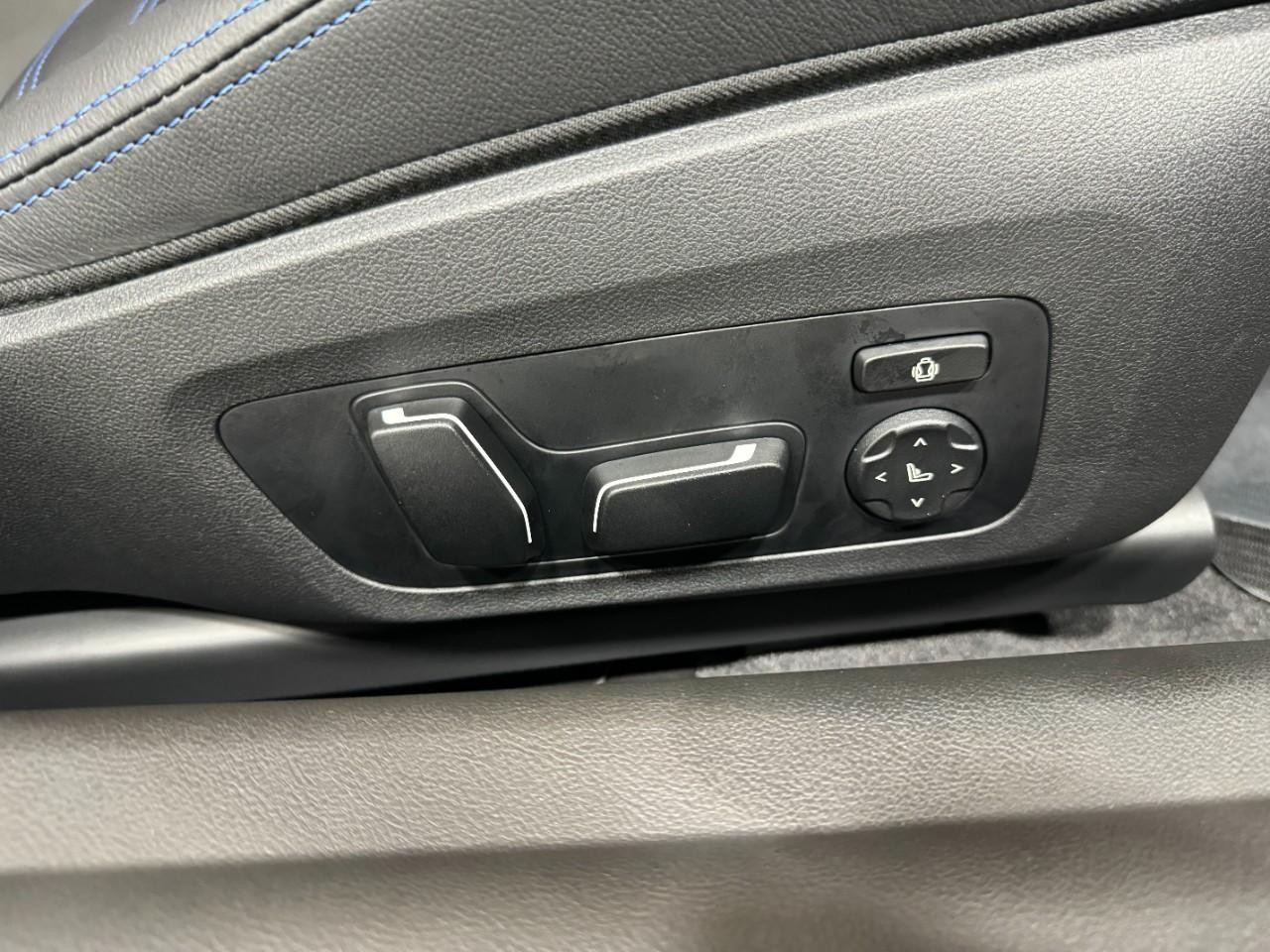 BMW M2 Vehicle Full-screen Gallery Image 18