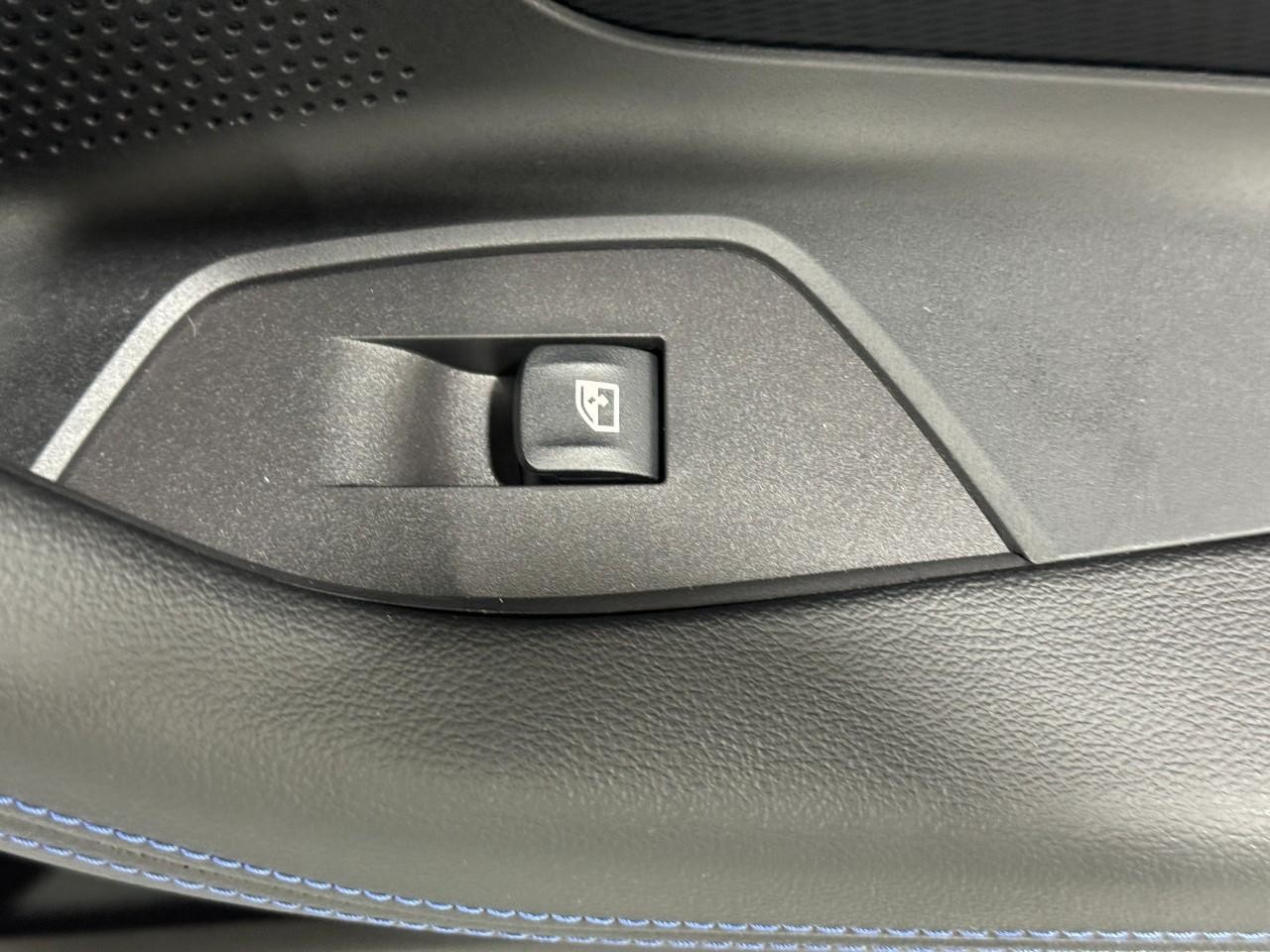 BMW M2 Vehicle Full-screen Gallery Image 20