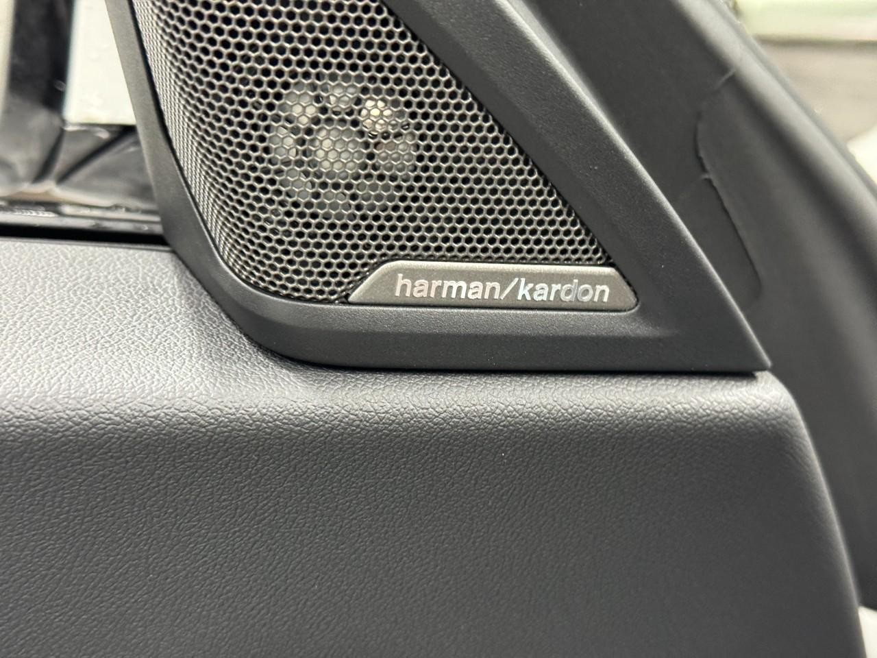 BMW M2 Vehicle Full-screen Gallery Image 21