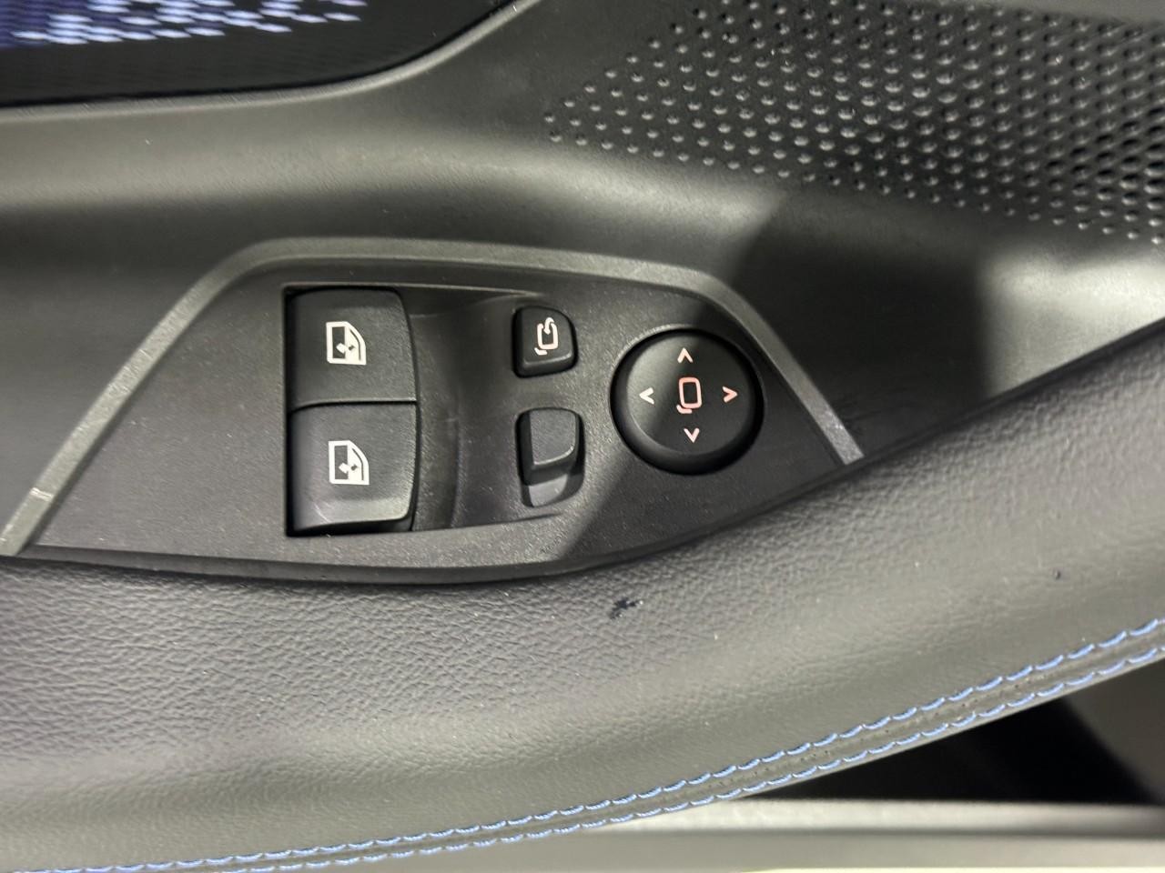 BMW M2 Vehicle Full-screen Gallery Image 23