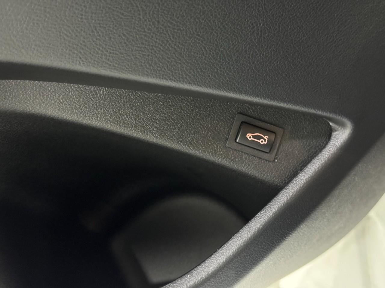 BMW M2 Vehicle Full-screen Gallery Image 24