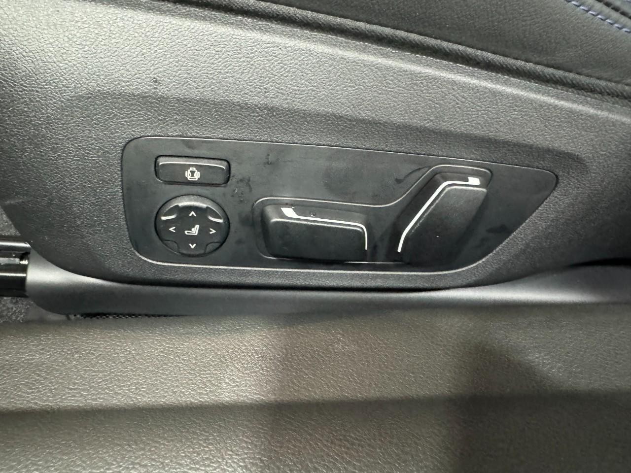 BMW M2 Vehicle Full-screen Gallery Image 27