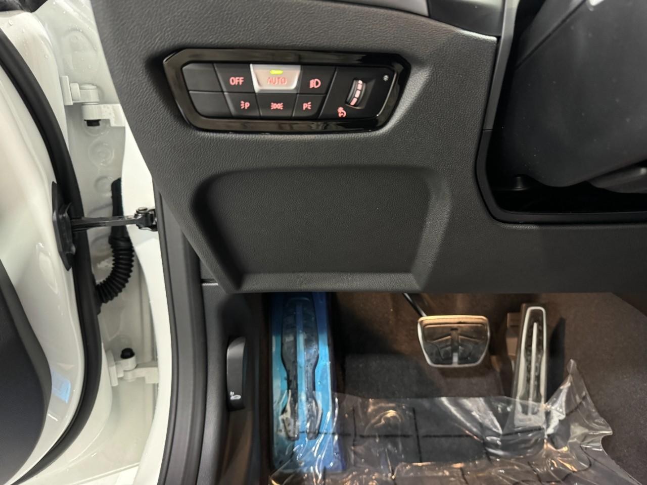 BMW M2 Vehicle Full-screen Gallery Image 28