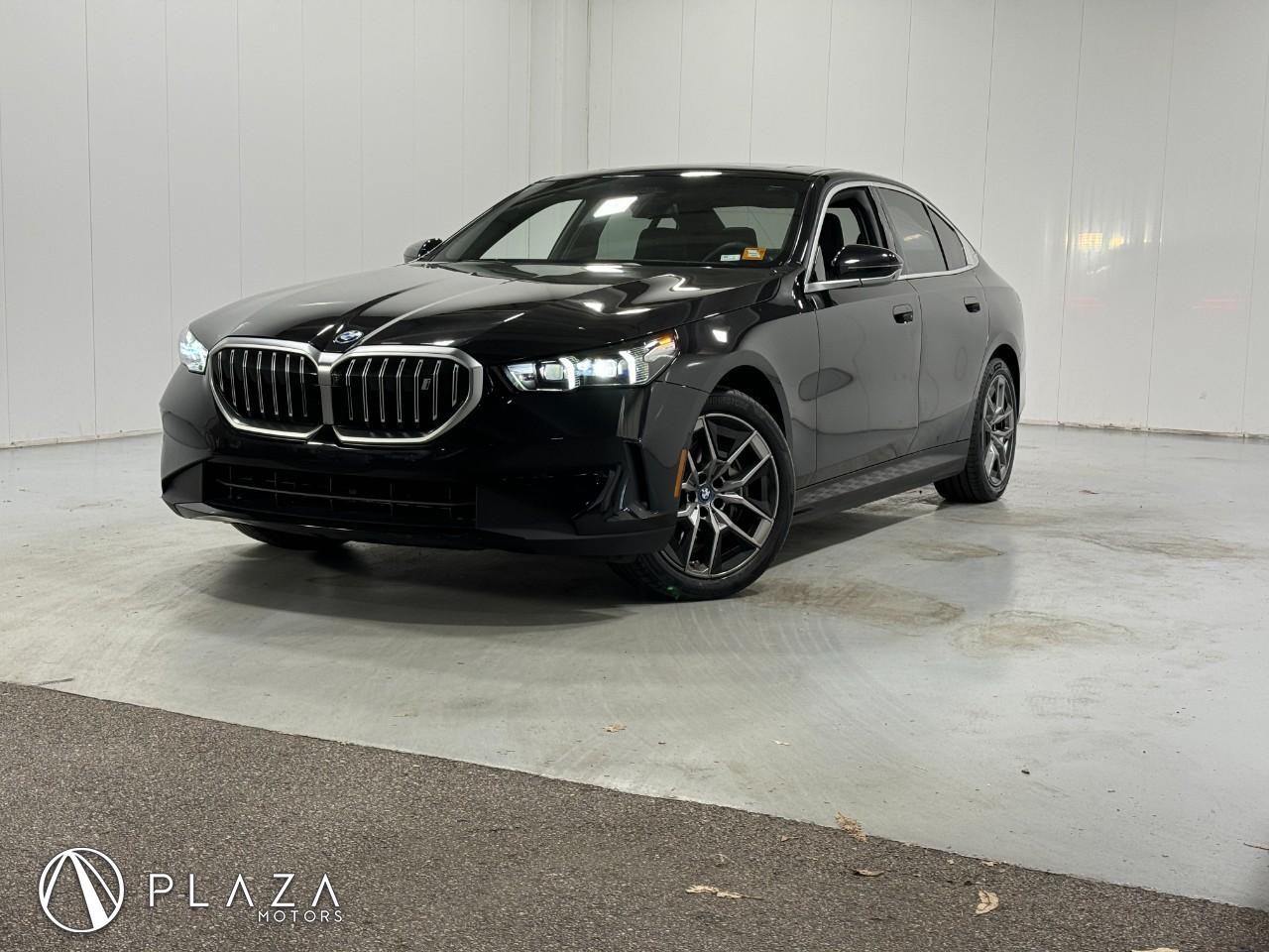 BMW i5 Vehicle Full-screen Gallery Image 01