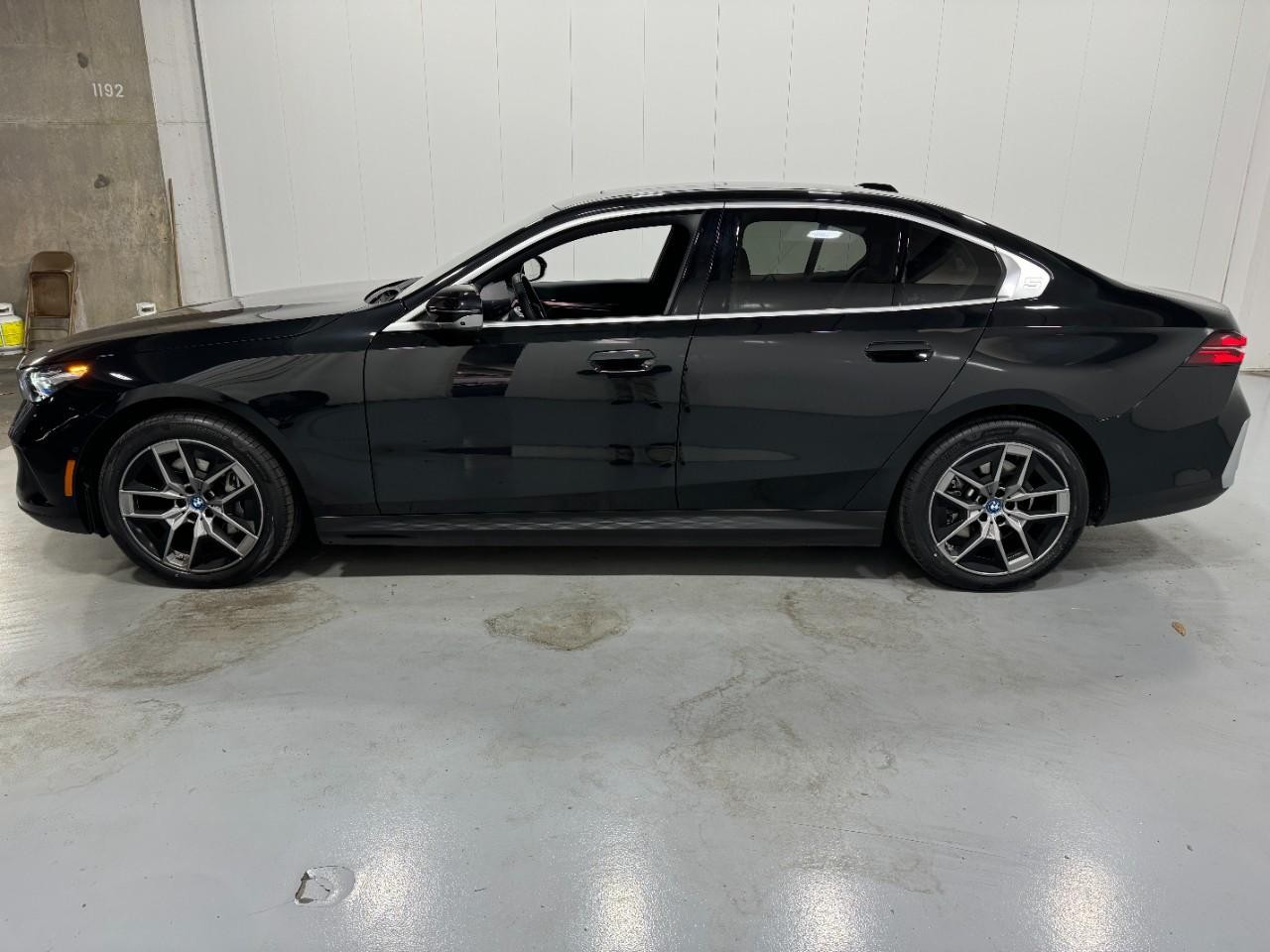 BMW i5 Vehicle Full-screen Gallery Image 02