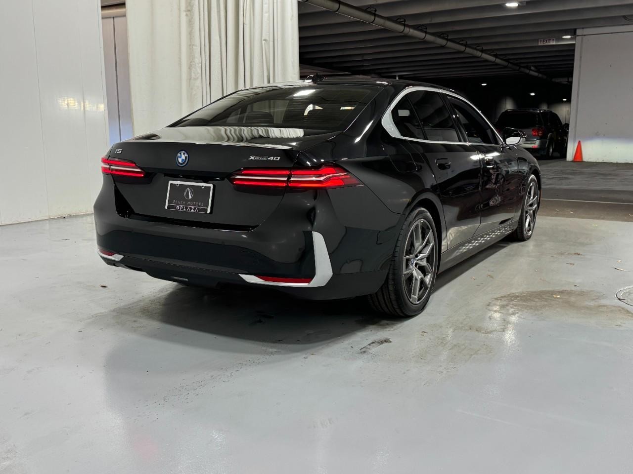 BMW i5 Vehicle Full-screen Gallery Image 04